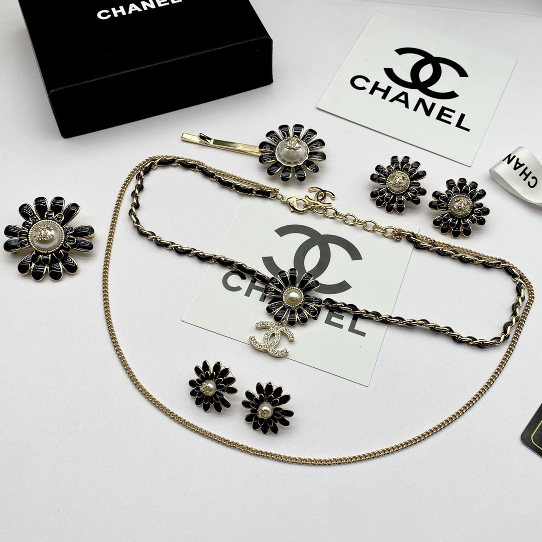 Enamel Daisy & Double-Layered Black PU Leather Jewelry Set in Gold Tones