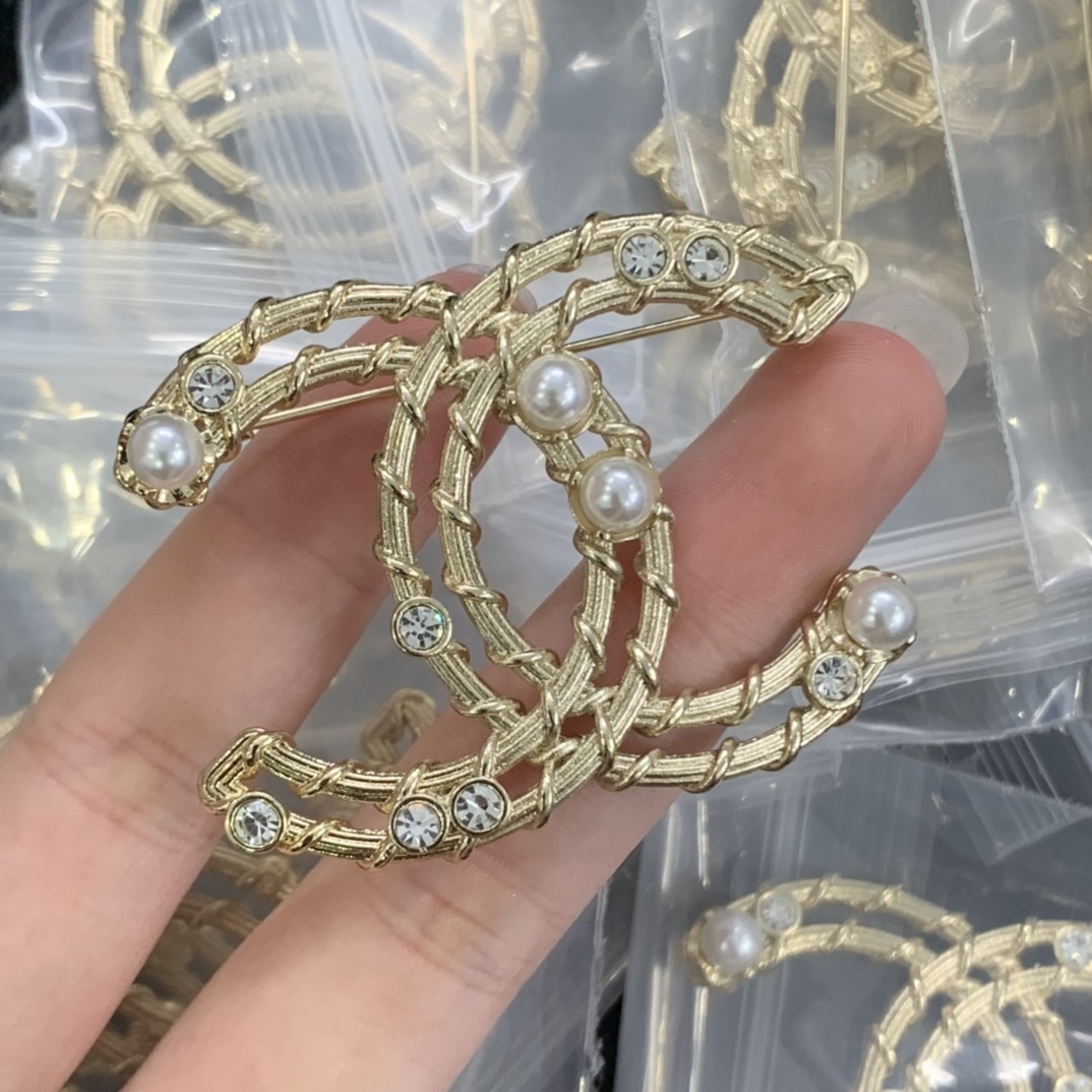 Gold-Twisted Motif Brooch with Pearls & Crystals