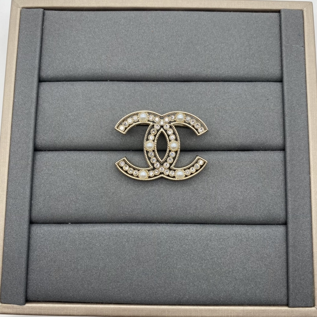 Gold-Toned Crystal & Pearl Motif Jewelry Set (Necklace, Earrings, Brooch)