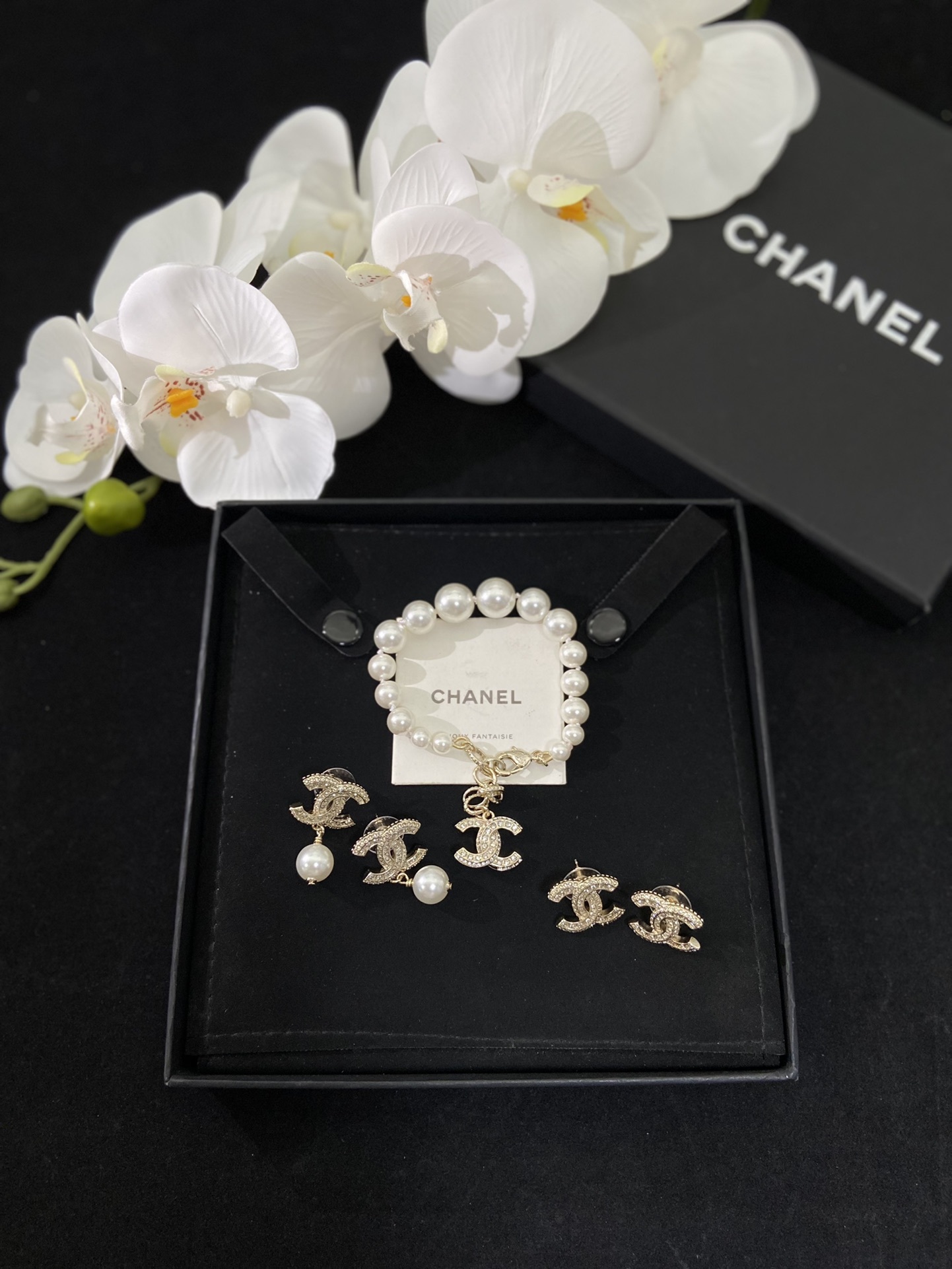 Pearl & Gold-Toned Jewelry Set with Crystal Motifs (Bracelet, 2 Earring Styles)