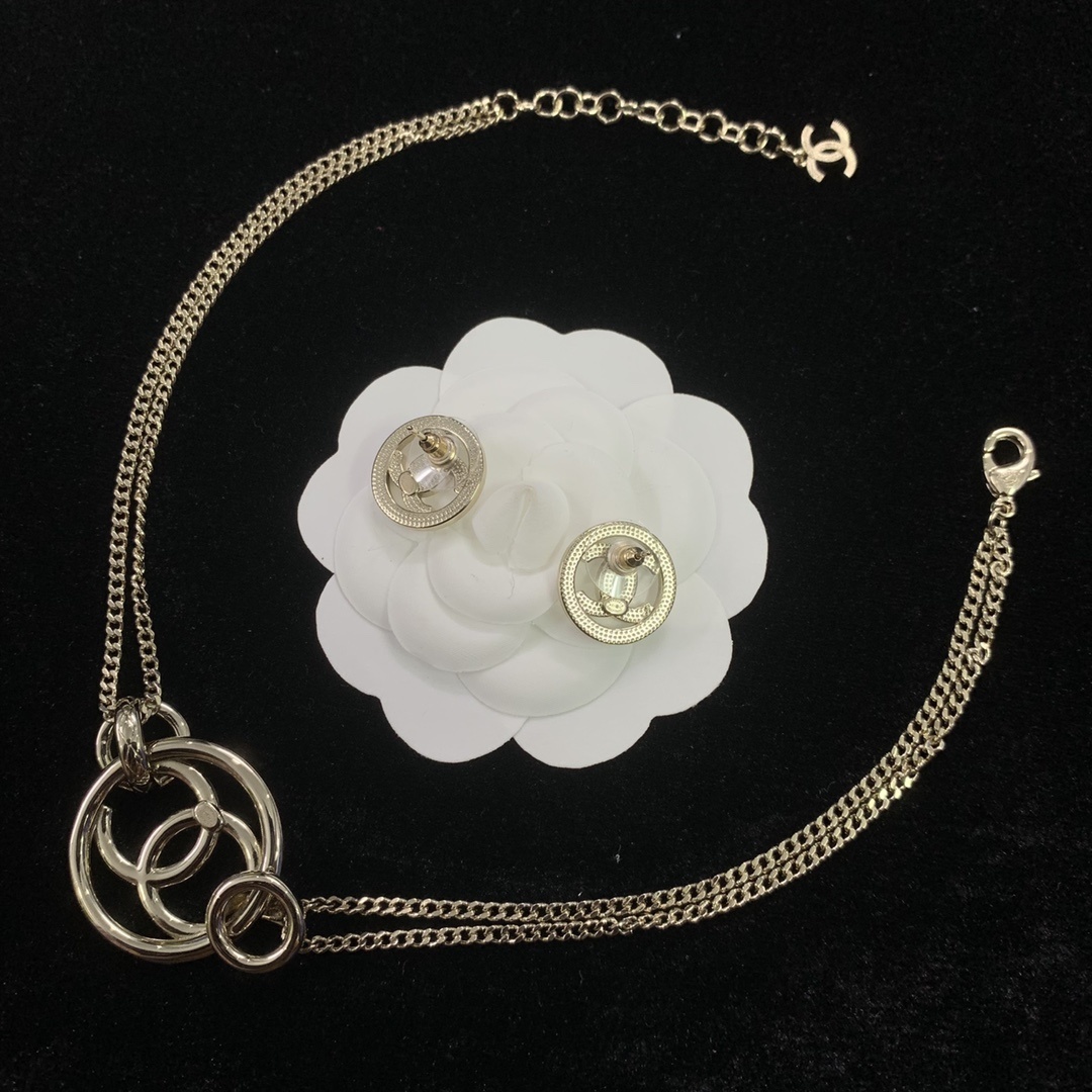 Double-Layered Gold-Toned Chain Jewelry Set with White Inset Motif