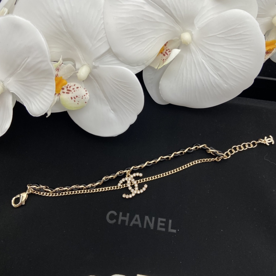 Jewelry Set with Double-Layered Black PU Leather, Pearl, and Interlocking Detail Accents in Gold Tones