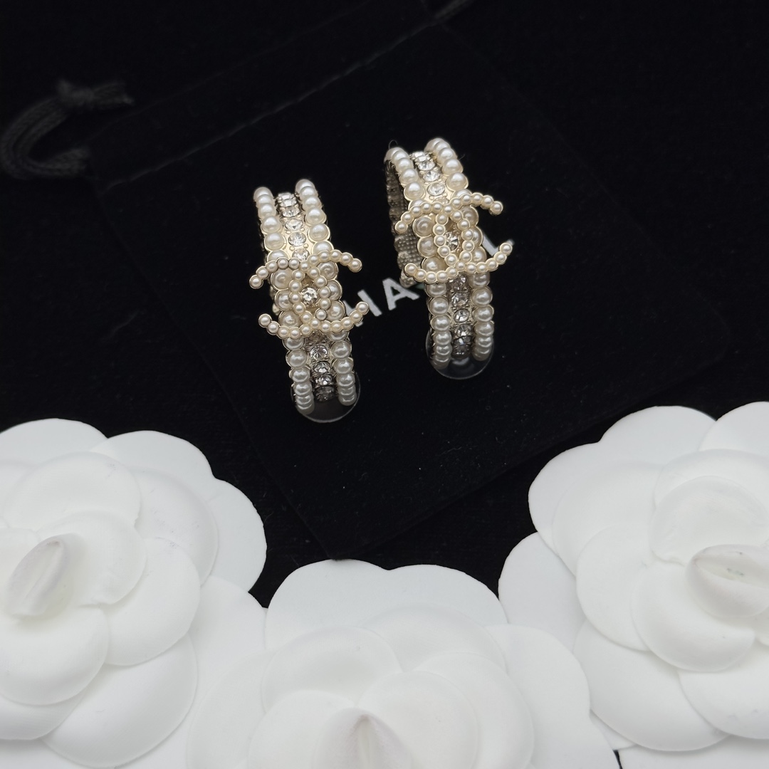 Glamorous Pearl & Crystal Jewelry Set: Hair Clip + Open Cuff + Earrings