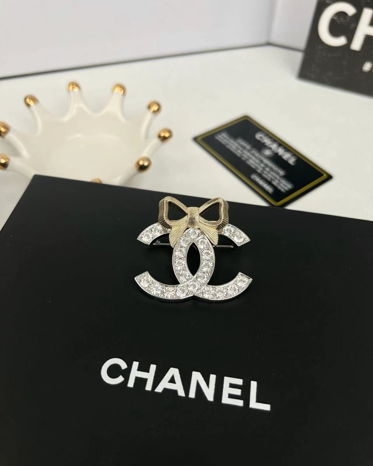  Two-Tone Jewelry Set with Chain & Bow Motifs (2 Earring Styles, Brooch)