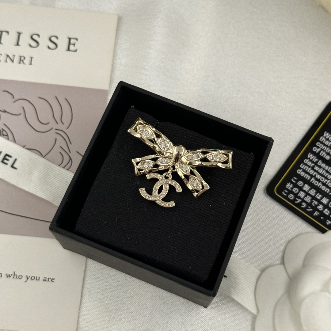 Gold-Toned Jewelry Set with Crystal Bow Motifs (Necklace, Earrings, Brooch, Ring)