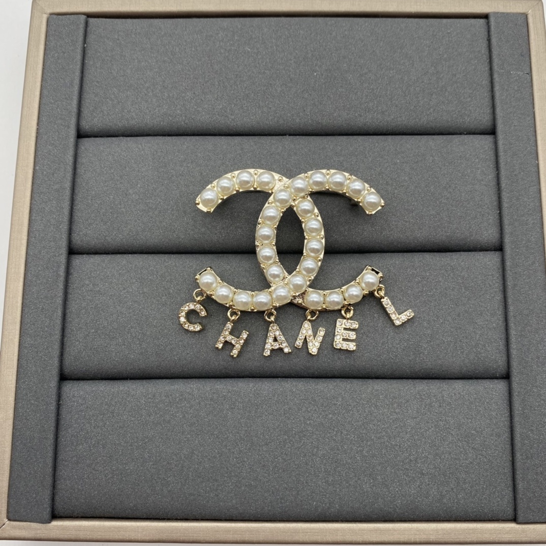 Pearl & Gold-Toned Jewelry Set with Letter Motifs (Brooch, Earrings)