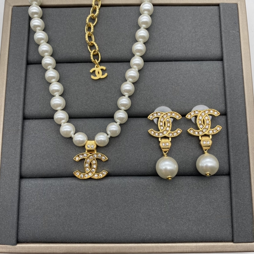 Gold-Toned Pearl & Crystal Motif Jewelry Set (Necklace, Earrings)