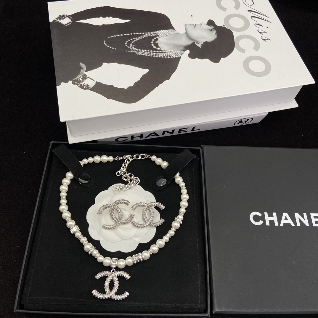 Silver-Toned Pearl & Crystal Motif Jewelry Set (Necklace, Earrings)