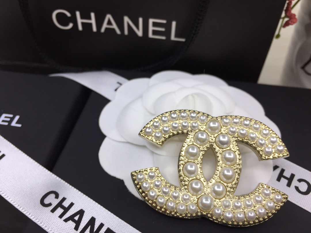 Gold-Toned Jewelry Set with Pearl & Crystal Motifs (2 Earring Styles, Brooch)