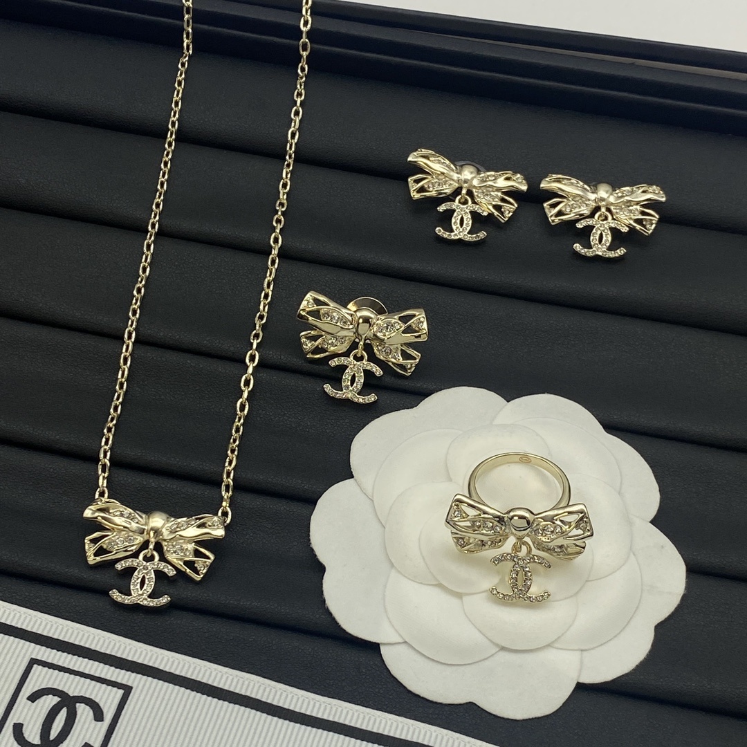 Gold-Toned Jewelry Set with Crystal Bow Motifs (Necklace, Earrings, Brooch, Ring)