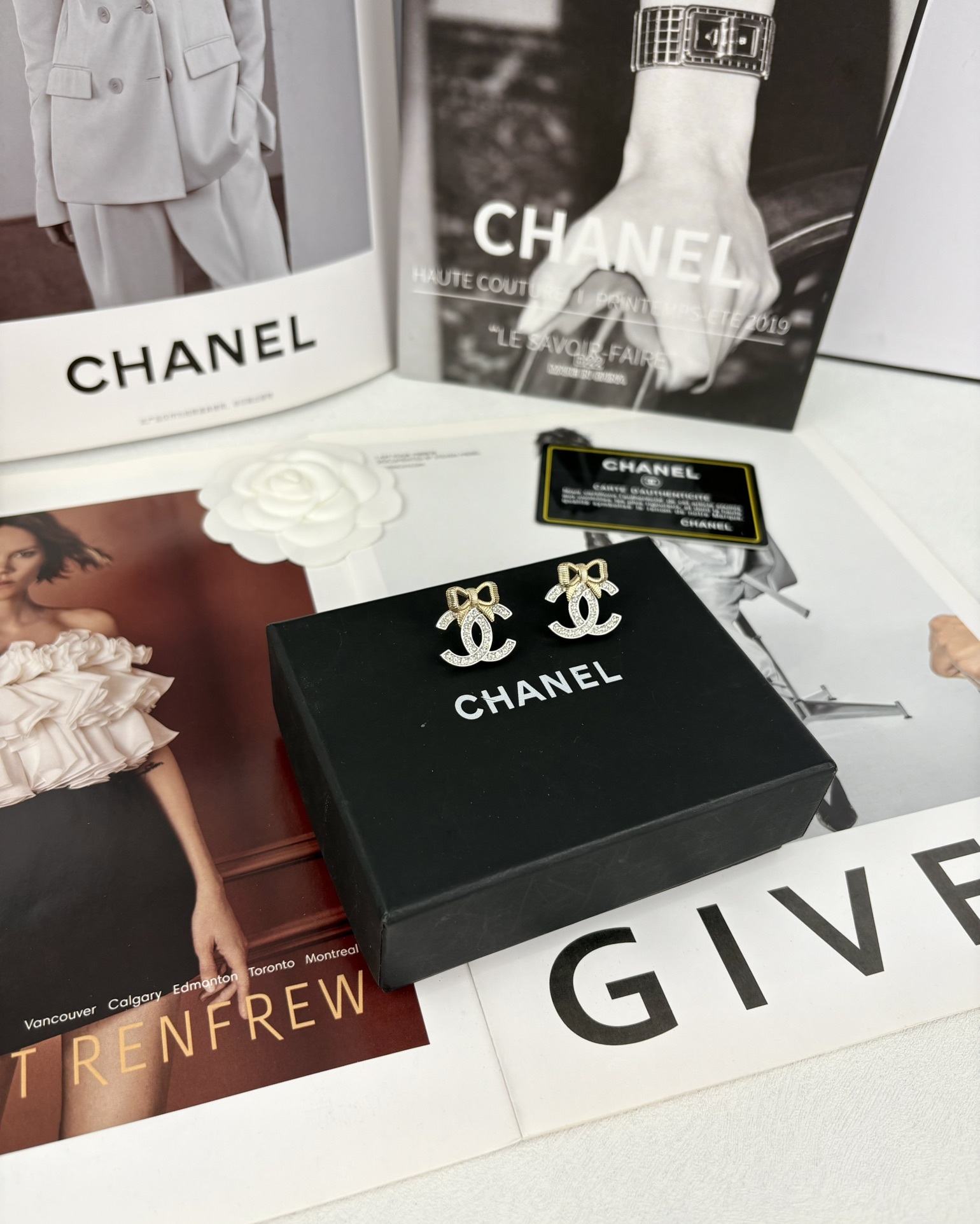  Two-Tone Jewelry Set with Chain & Bow Motifs (2 Earring Styles, Brooch)