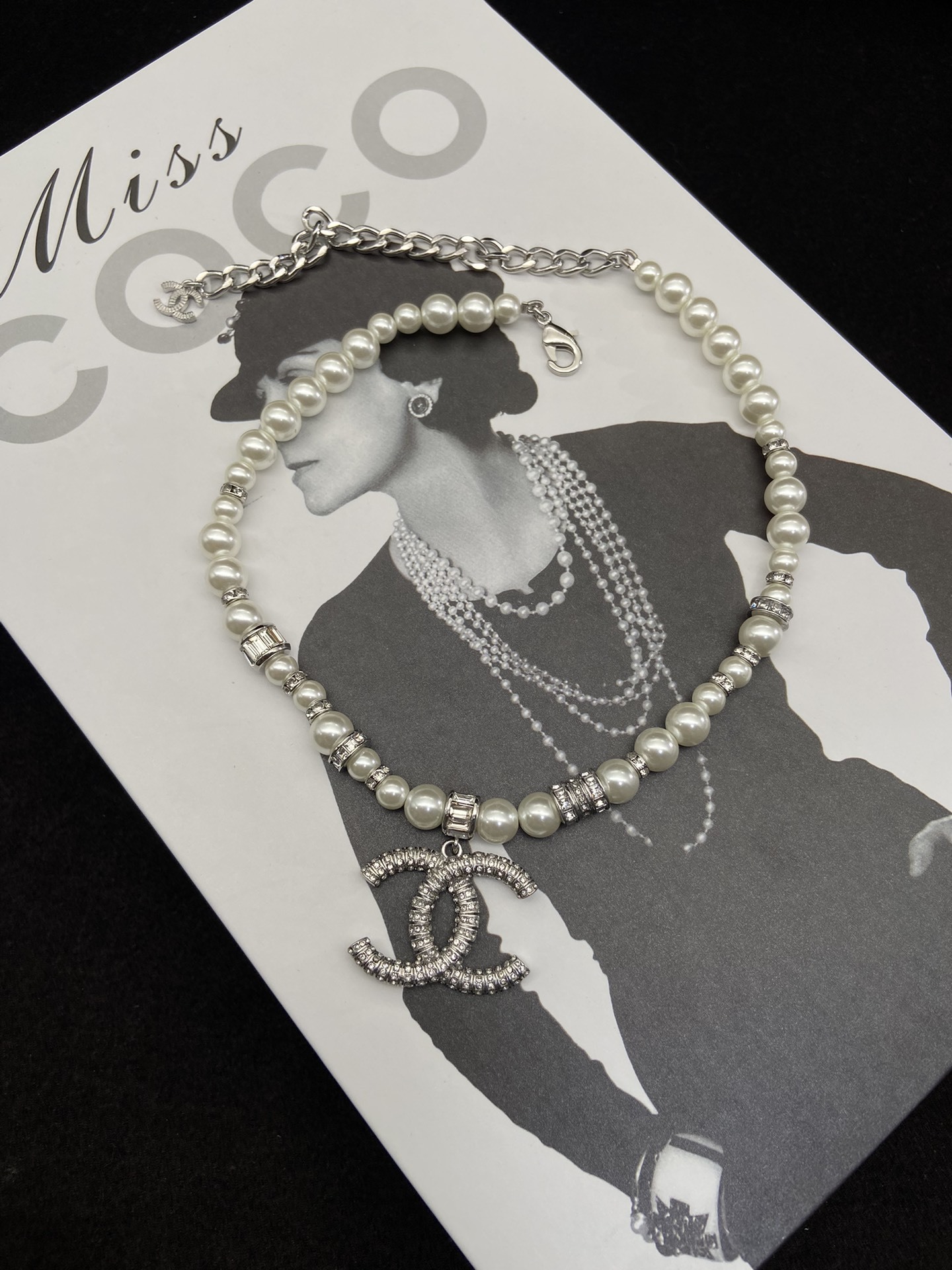 Silver-Toned Pearl & Crystal Motif Jewelry Set (Necklace, Earrings)