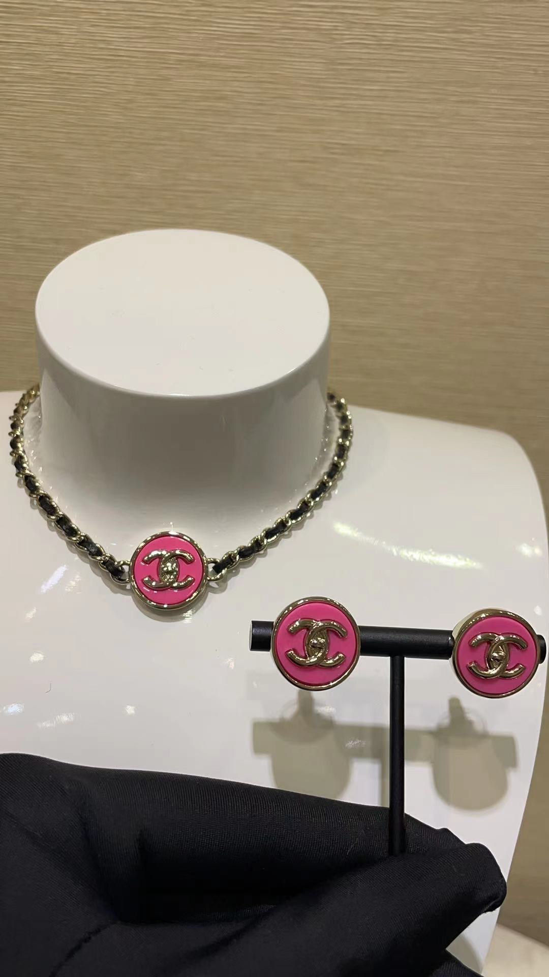  Jewelry Set with Pink PU Leather, Enamel, and Interlocking Detail Accents in Gold Tones
