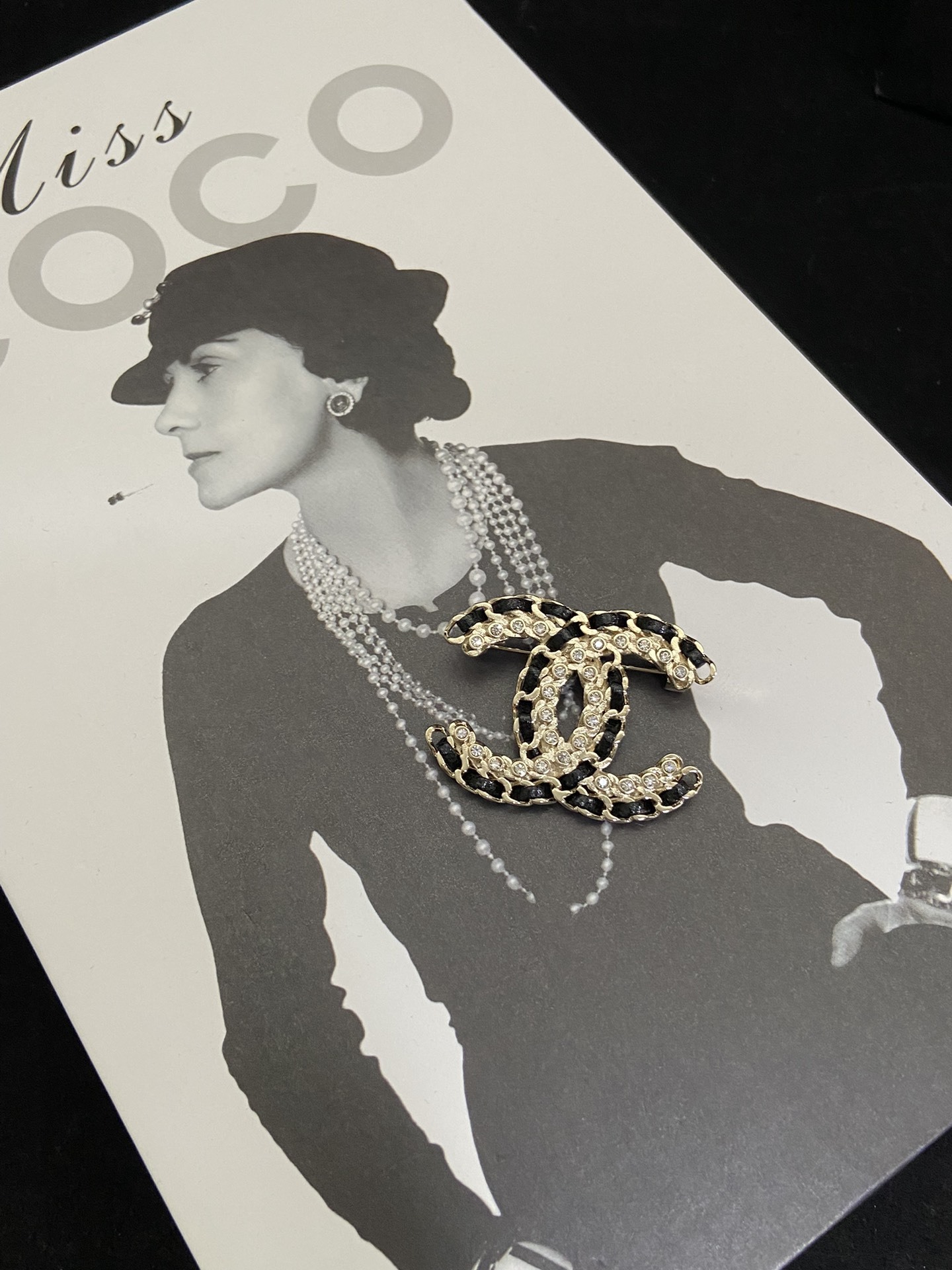  Luxe PU Leather Brooch & Stud Earrings Set in Gold Tones