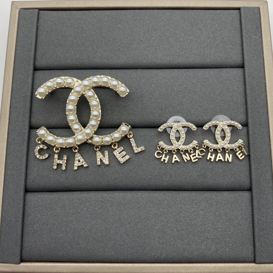 Pearl & Gold-Toned Jewelry Set with Letter Motifs (Brooch, Earrings)