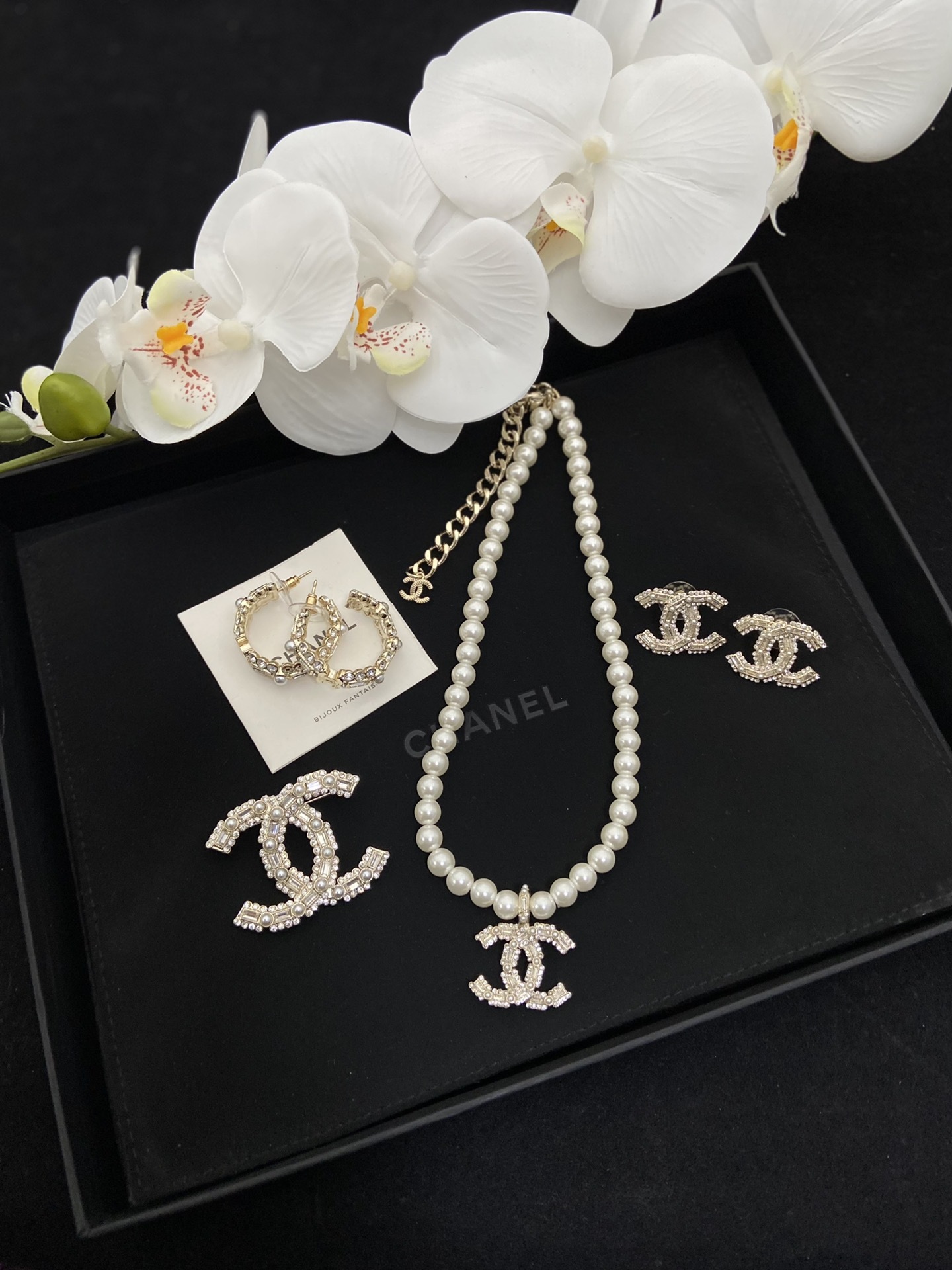 Gold-Toned Pearl & Crystal Motif Jewelry Set (Turtleneck Necklace, Necklace, Earrings, Hoops, Brooch)