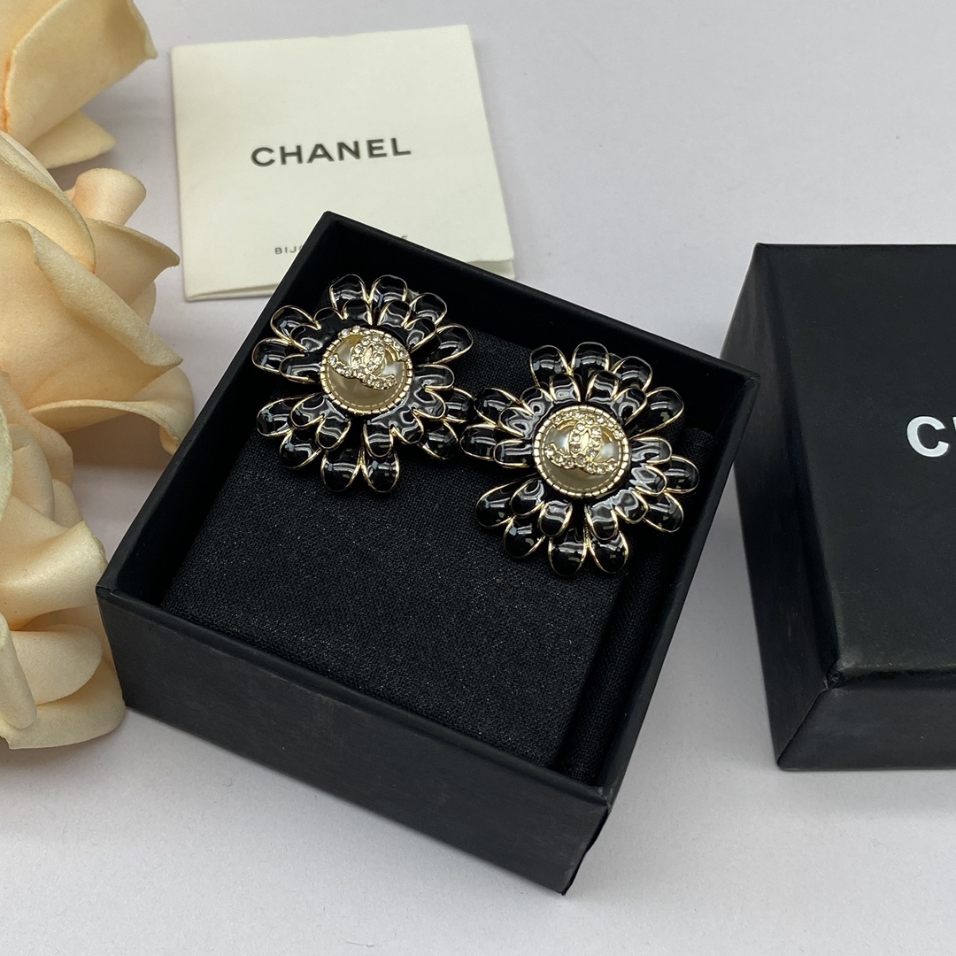 Enamel Daisy & Black PU Leather Jewelry Set in Gold Tones