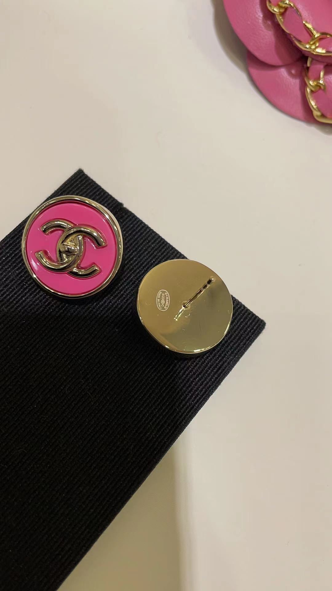  Jewelry Set with Pink PU Leather, Enamel, and Interlocking Detail Accents in Gold Tones