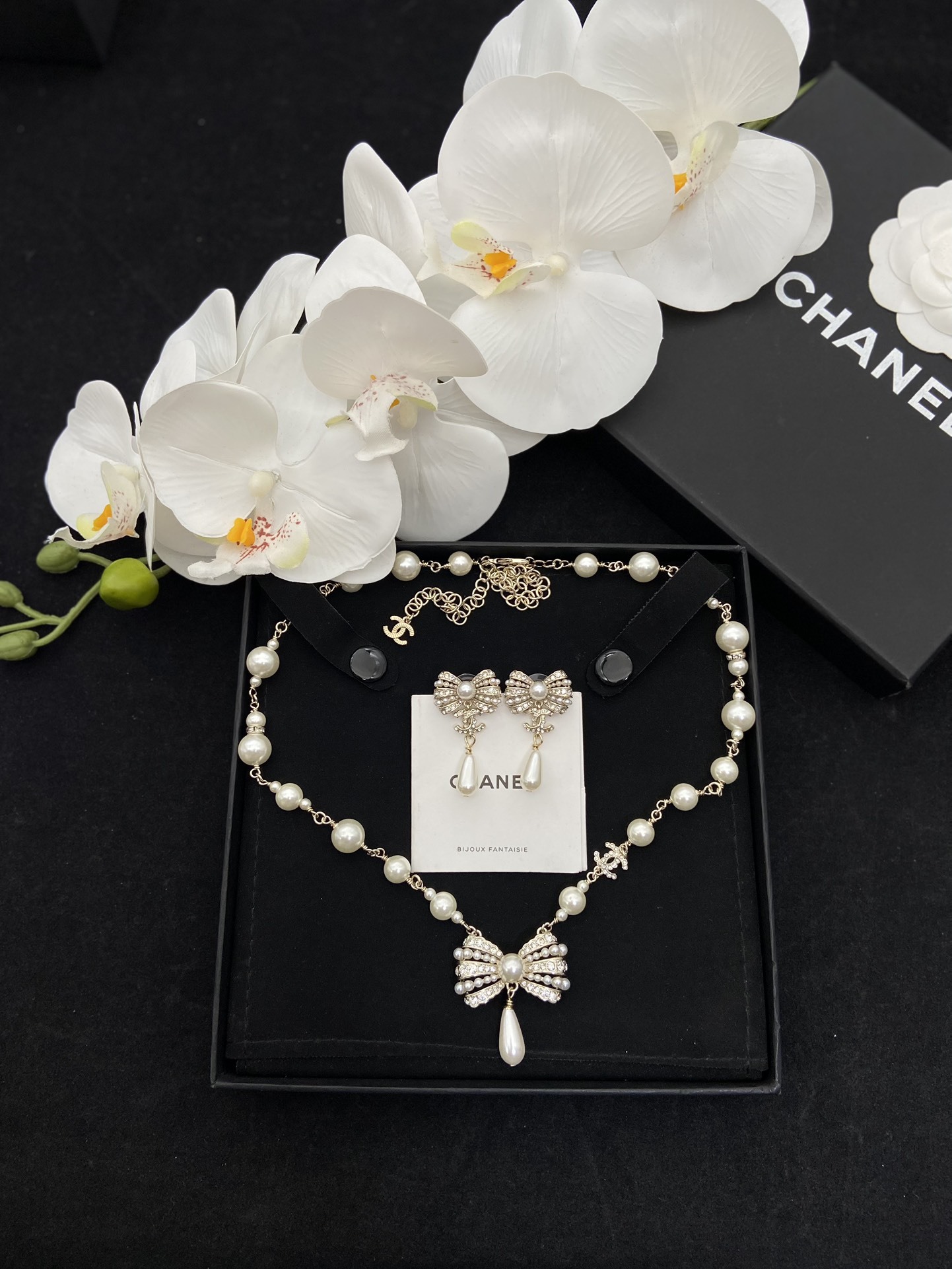 Pearl & Gold-Toned Jewelry Set with Bow & Crystal Accents (Necklace, 2 Earring Styles)