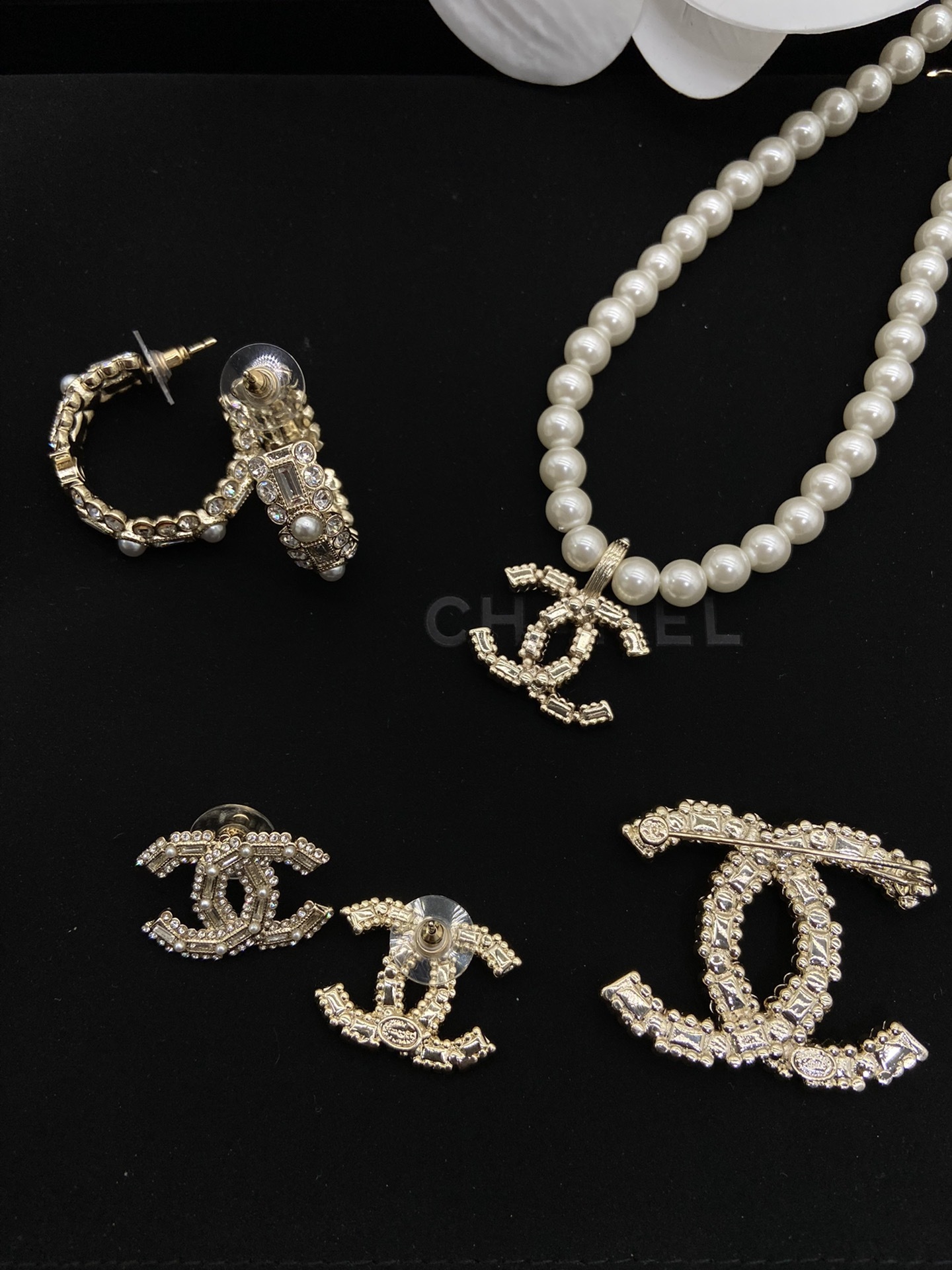 Gold-Toned Pearl & Crystal Motif Jewelry Set (Turtleneck Necklace, Necklace, Earrings, Hoops, Brooch)