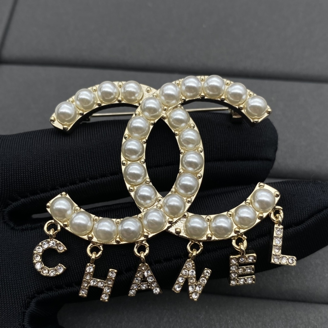 Pearl & Gold-Toned Jewelry Set with Letter Motifs (Brooch, Earrings)