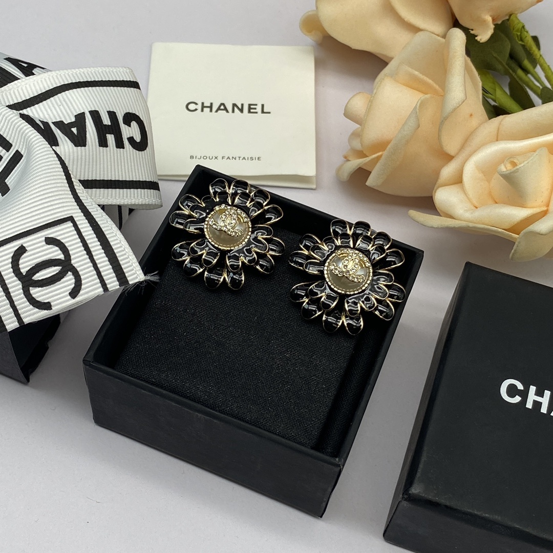 Enamel Daisy & Black PU Leather Jewelry Set in Gold Tones