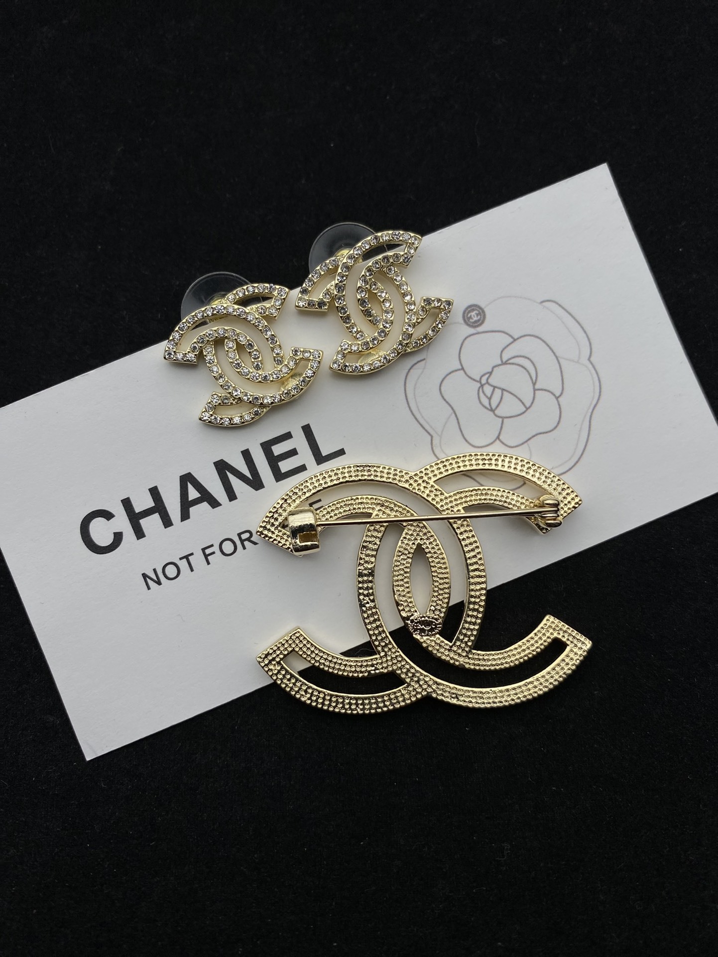 Gold-Toned Jewelry Set with Crystal-Encrusted Motifs (Brooch, Earrings)