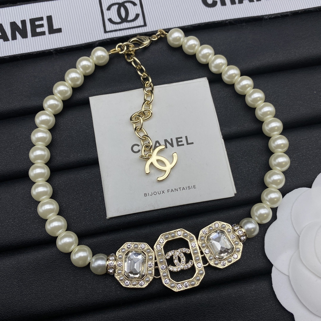 Gold-Toned Pearl & Geometric Crystal Motif Jewelry Set (Necklace, Earrings)