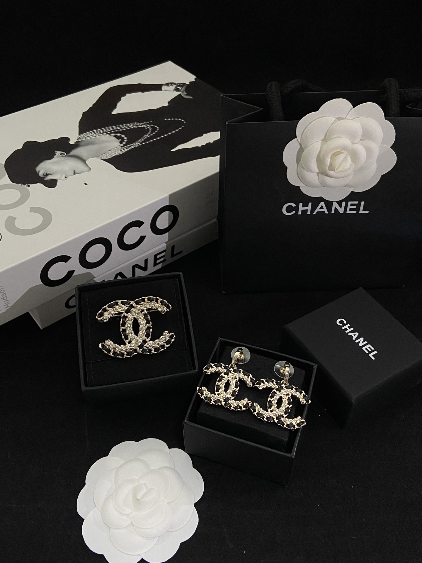  Luxe PU Leather Brooch & Stud Earrings Set in Gold Tones