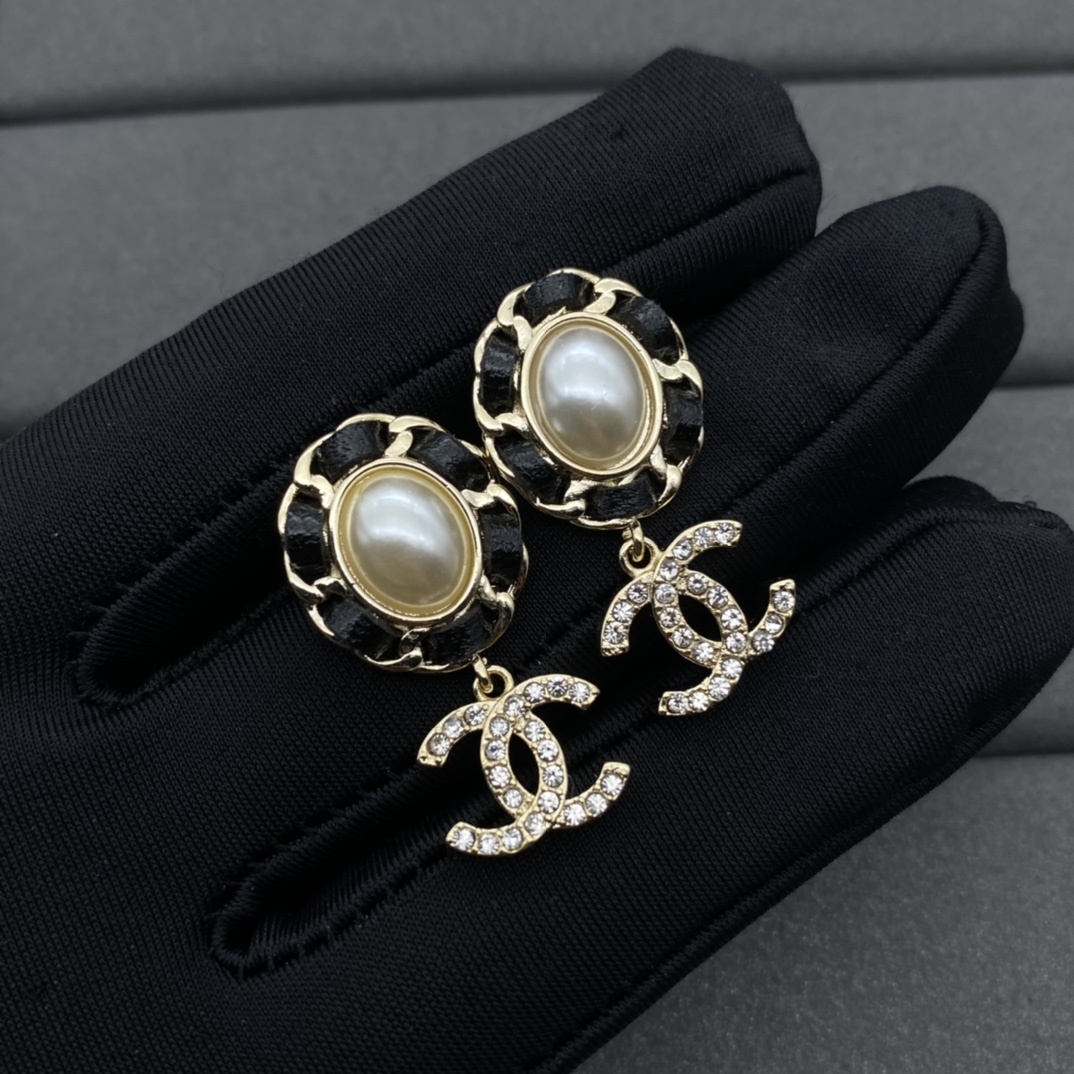 Jewelry Set with Black PU Leather, Pearl, Crystal, and Interlocking Detail Accents in Gold Tones