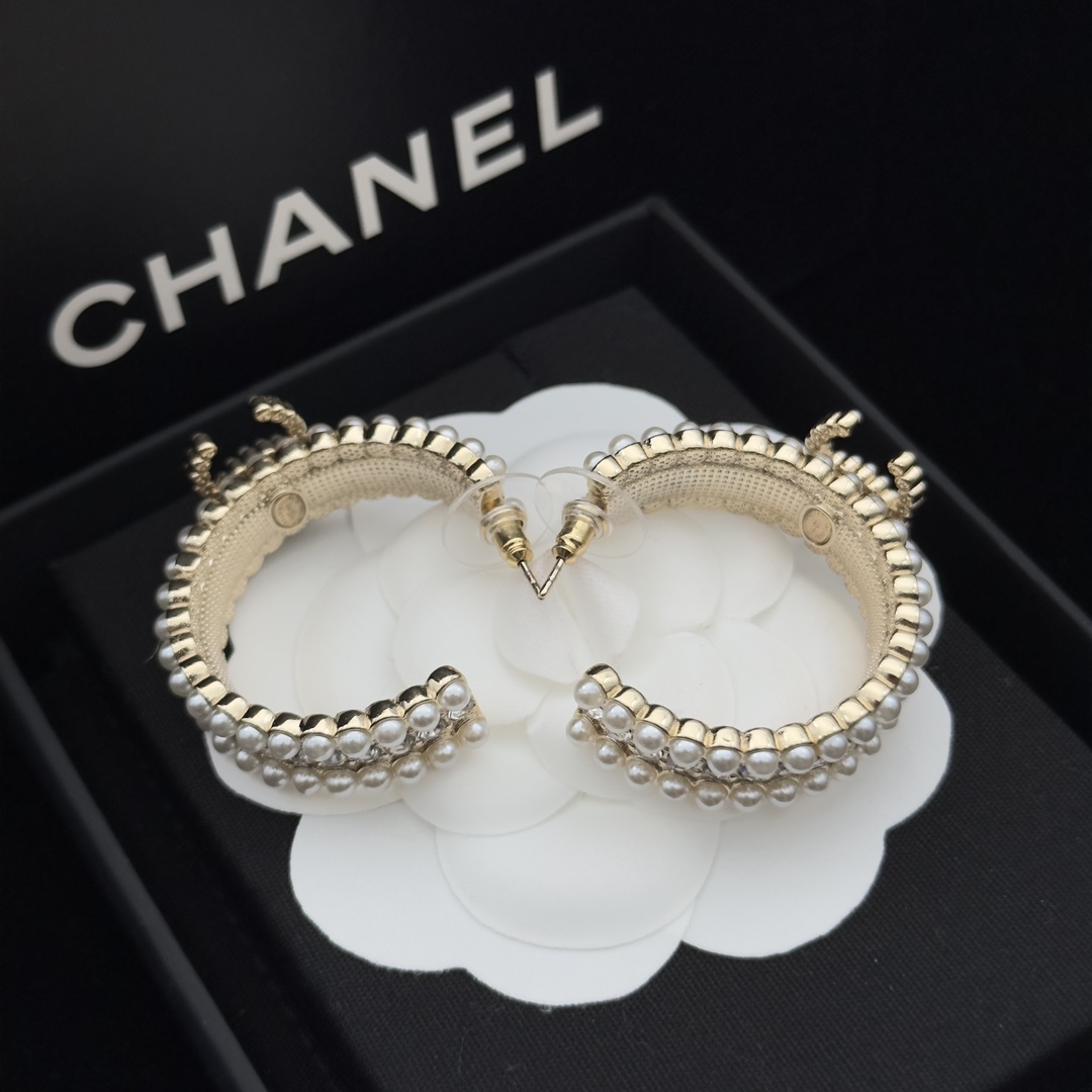 Glamorous Pearl & Crystal Jewelry Set: Hair Clip + Open Cuff + Earrings