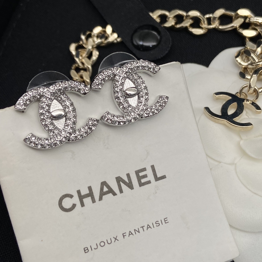 Bold Gold-Toned Chain Necklace & Crystal Stud Earrings Set