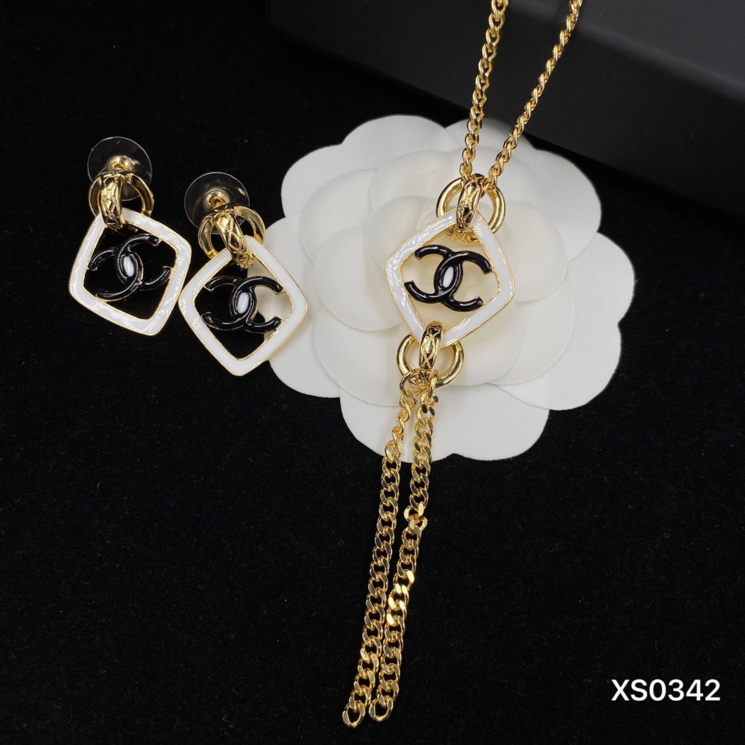 Gold-Toned Jewelry Set with Black & White Enamel Motifs (Tassel Necklace, Earrings)