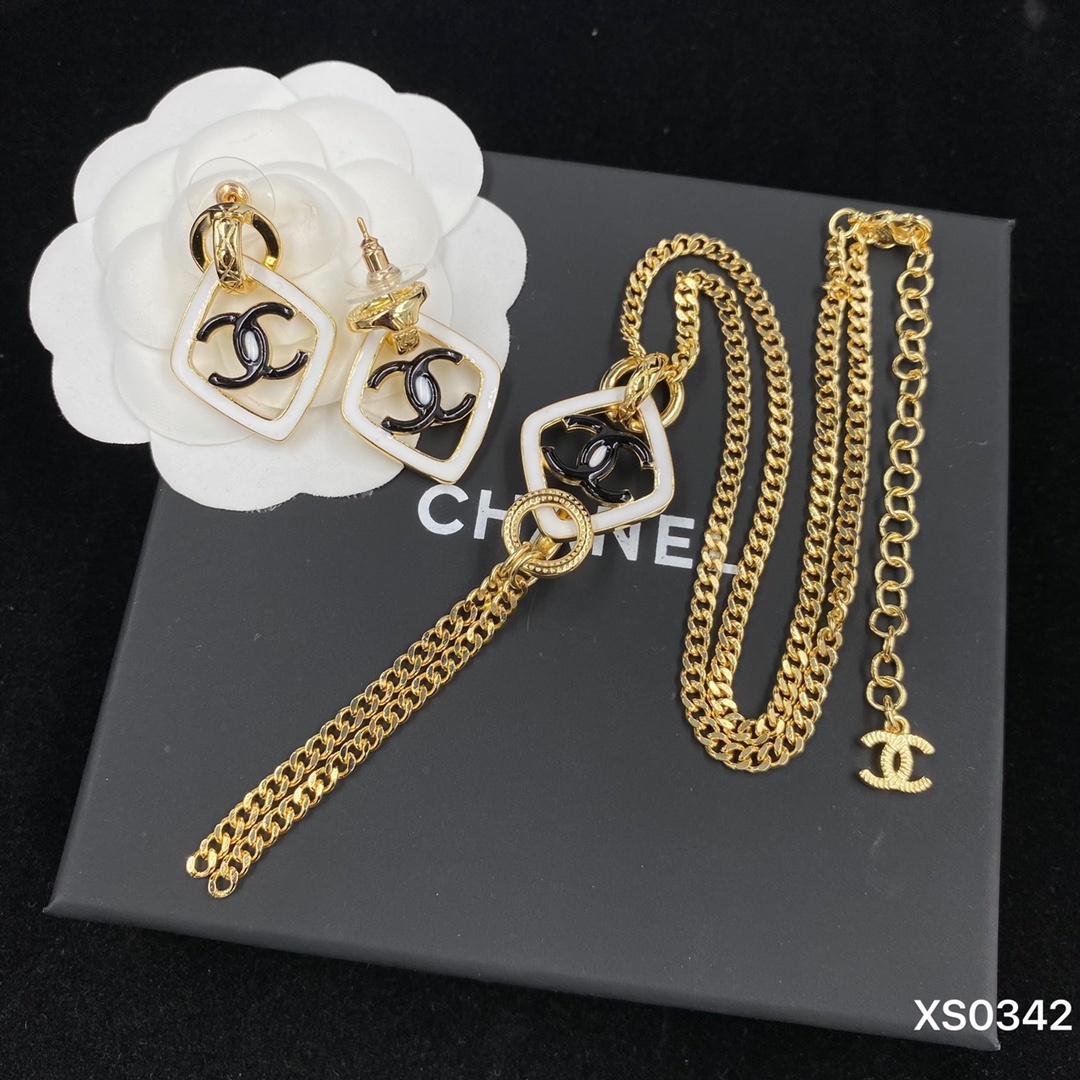 Gold-Toned Jewelry Set with Black & White Enamel Motifs (Tassel Necklace, Earrings)