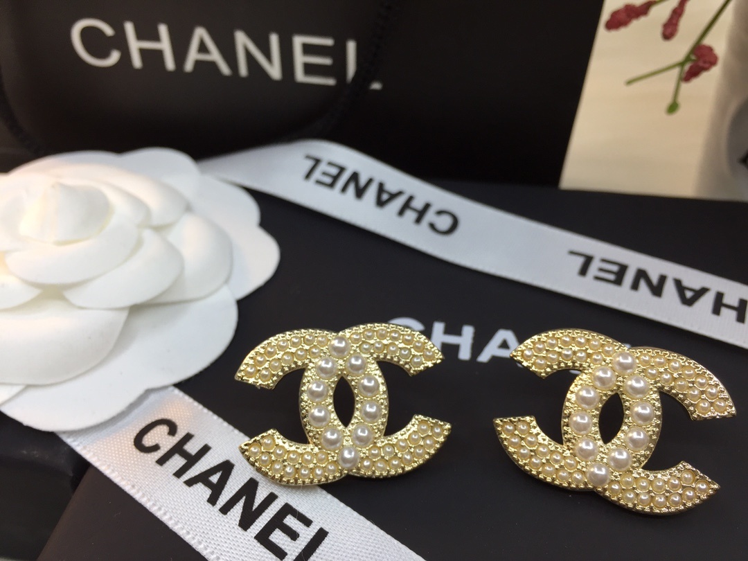 Gold-Toned Jewelry Set with Pearl & Crystal Motifs (2 Earring Styles, Brooch)