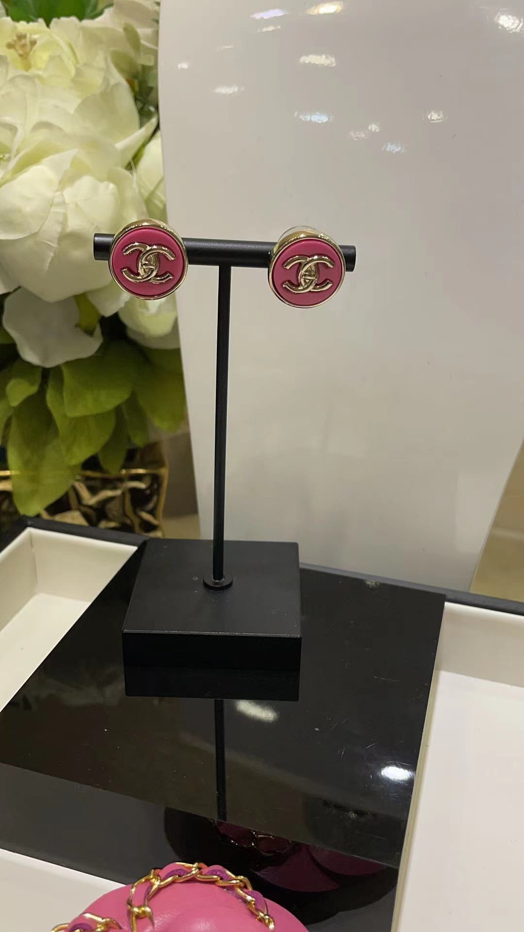  Jewelry Set with Pink PU Leather, Enamel, and Interlocking Detail Accents in Gold Tones