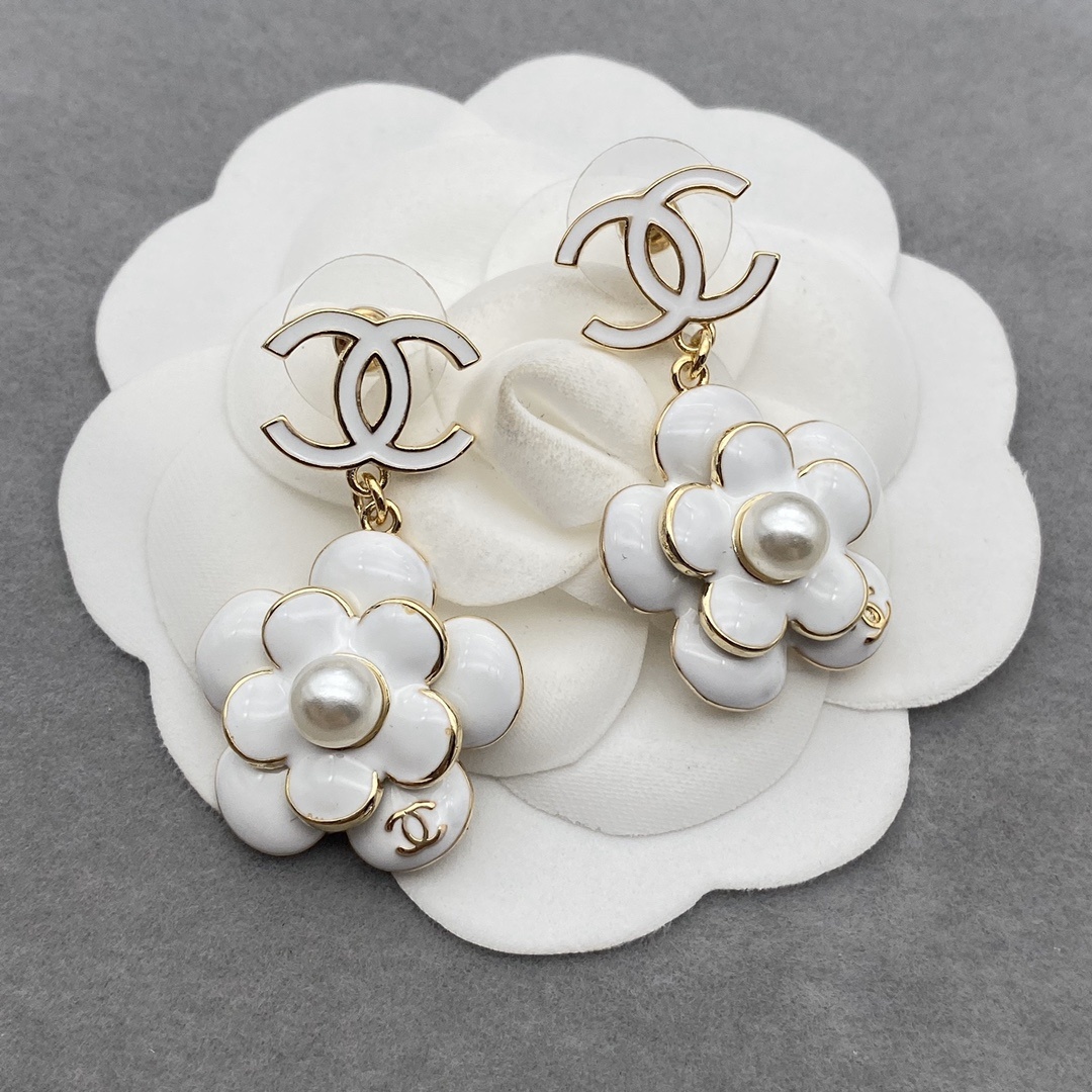  Gold-Toned Jewelry Set with Enamel, Pearl & Floral Motifs (Necklace, Earrings)