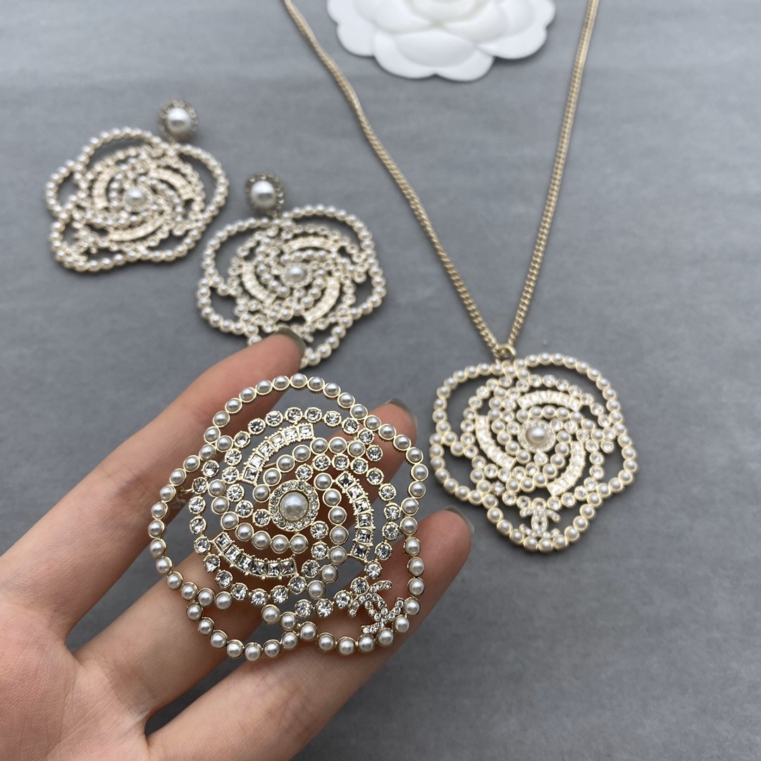 Gold-Toned Jewelry Set with Pearl & Crystal Floral Motifs (Necklace, Earrings, Brooch)