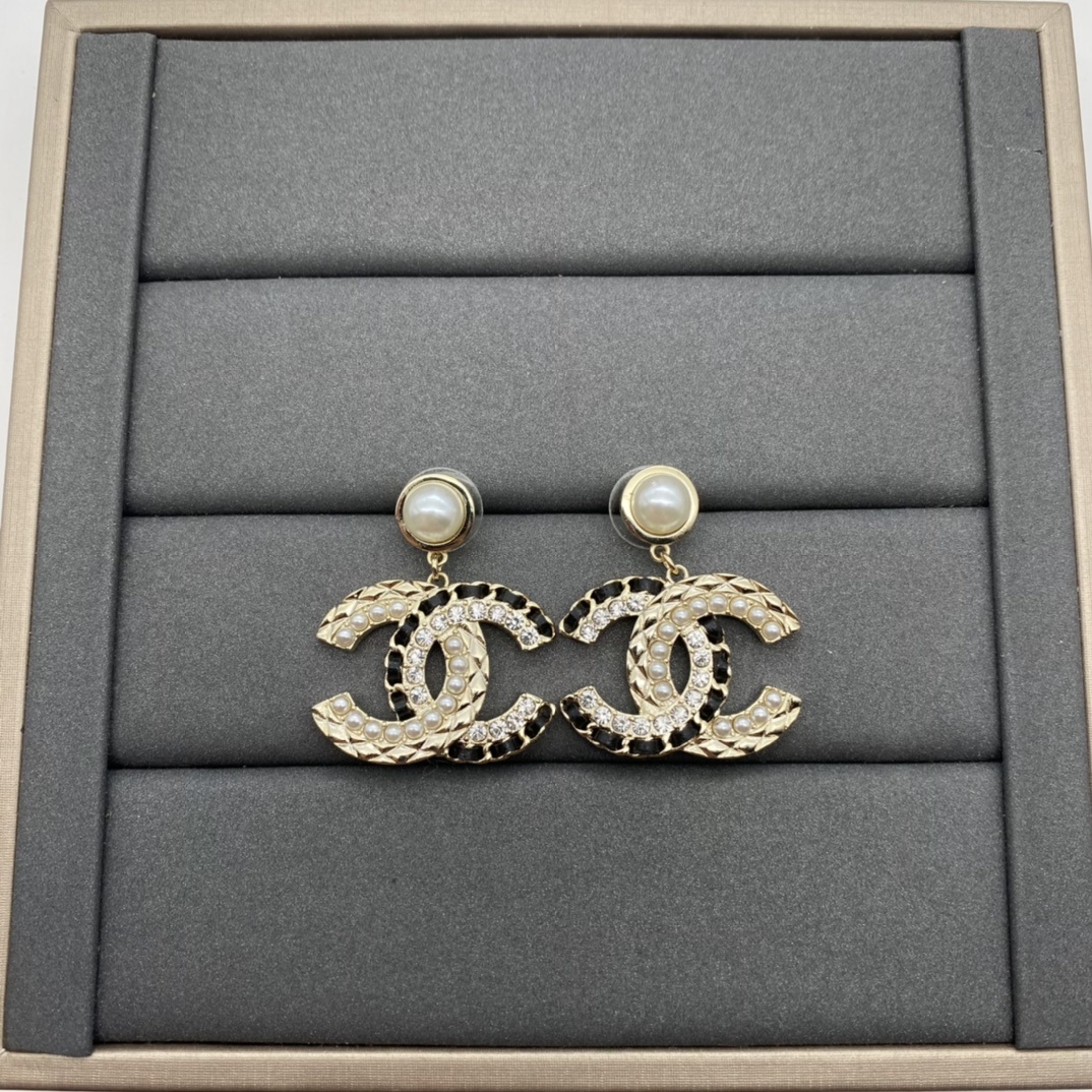  Jewelry Set with Pearl, Crystal, and Interlocking Detail Accents in Gold Tones