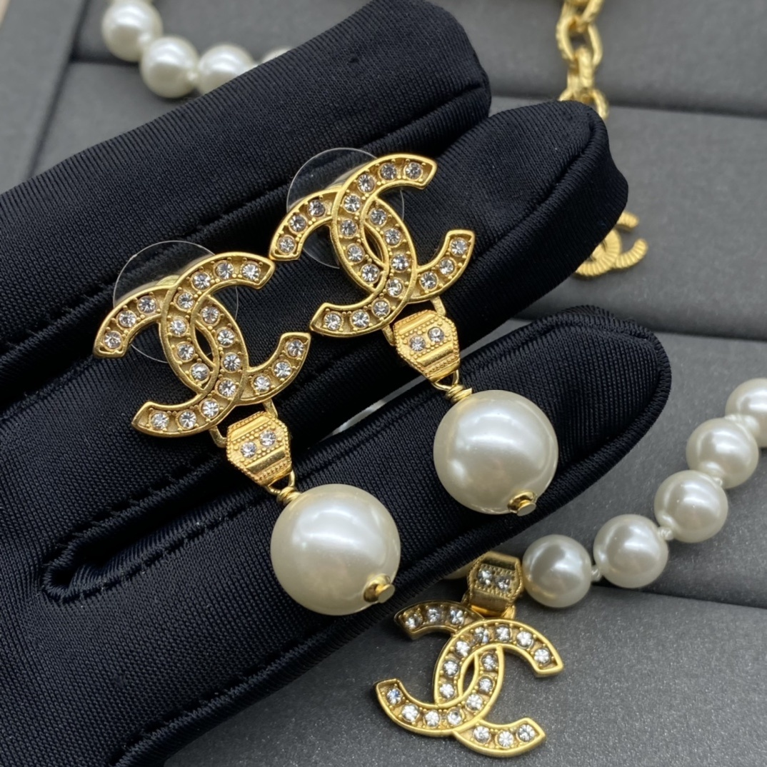 Gold-Toned Pearl & Crystal Motif Jewelry Set (Necklace, Earrings)