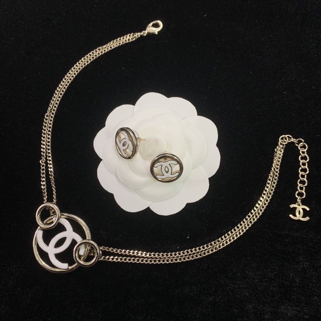 Double-Layered Gold-Toned Chain Jewelry Set with White Inset Motif