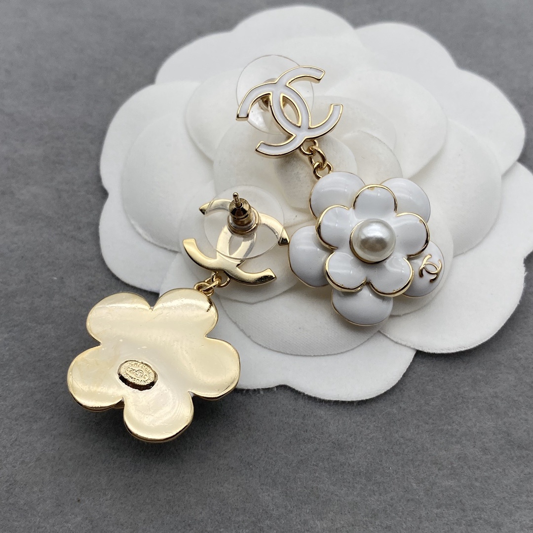  Gold-Toned Jewelry Set with Enamel, Pearl & Floral Motifs (Necklace, Earrings)