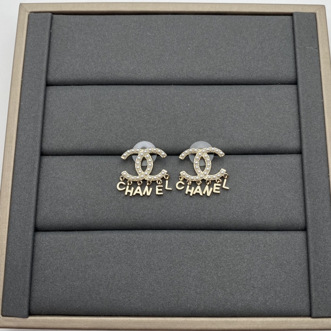 Pearl & Gold-Toned Jewelry Set with Letter Motifs (Brooch, Earrings)