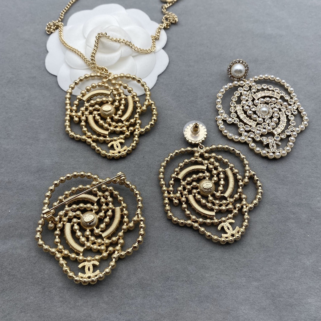 Gold-Toned Jewelry Set with Pearl & Crystal Floral Motifs (Necklace, Earrings, Brooch)