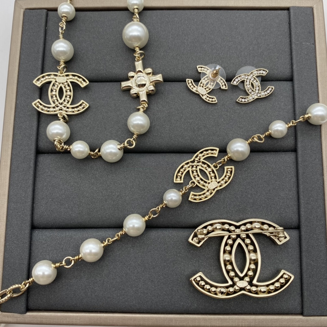 Gold-Toned Pearl & Crystal Motif Jewelry Set (Necklace, Bracelet, Earrings, Brooch)