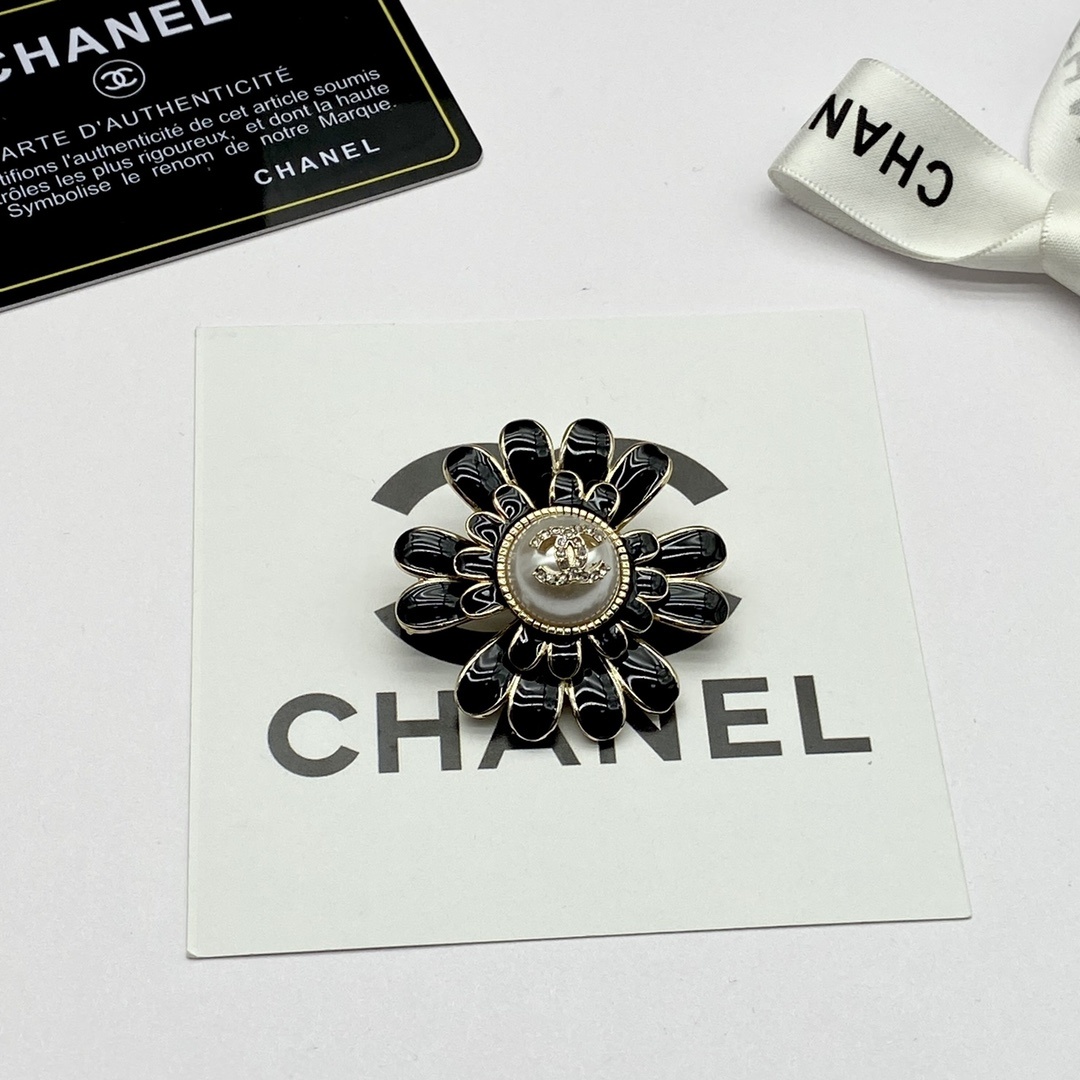 Enamel Daisy & Double-Layered Black PU Leather Jewelry Set in Gold Tones