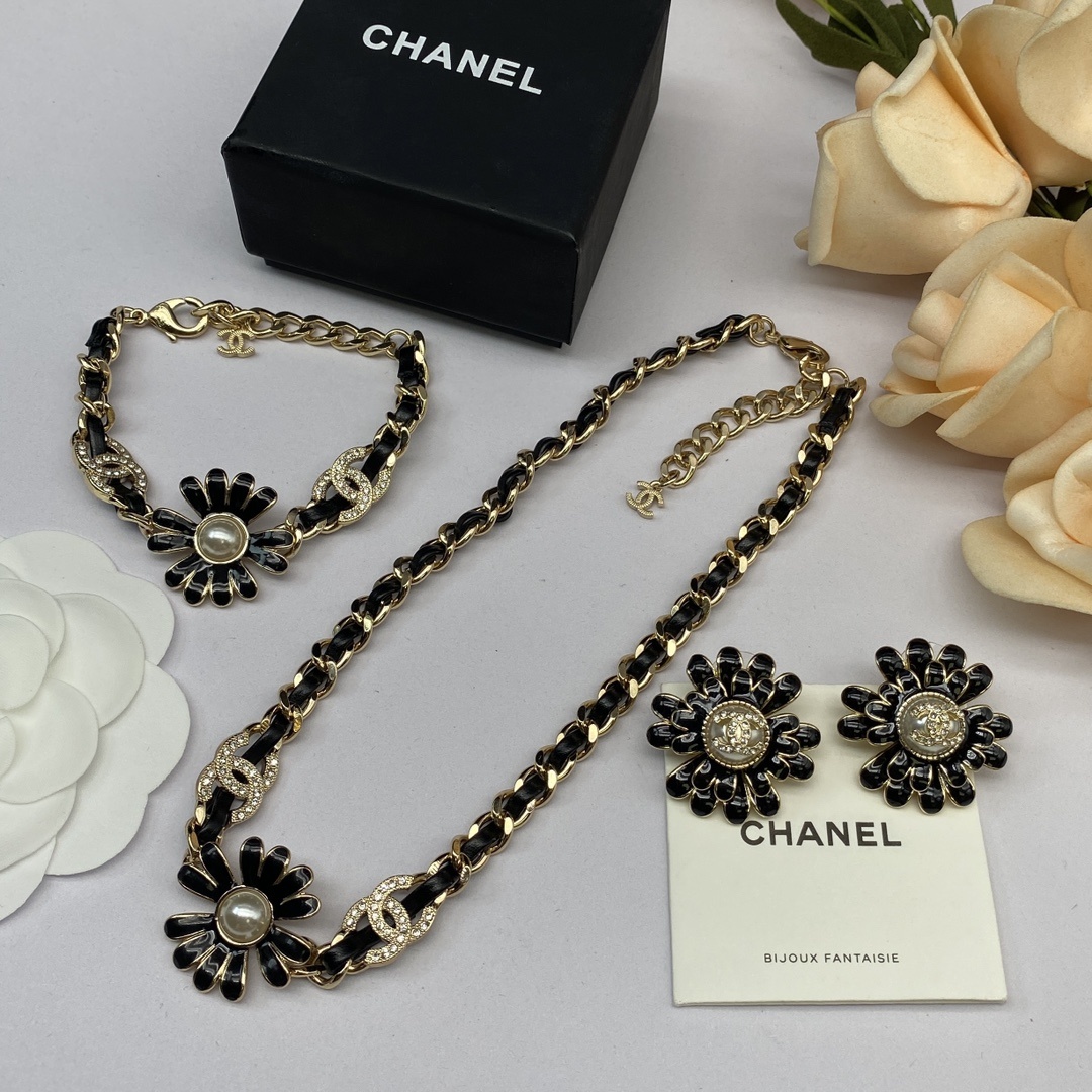 Enamel Daisy & Black PU Leather Jewelry Set in Gold Tones