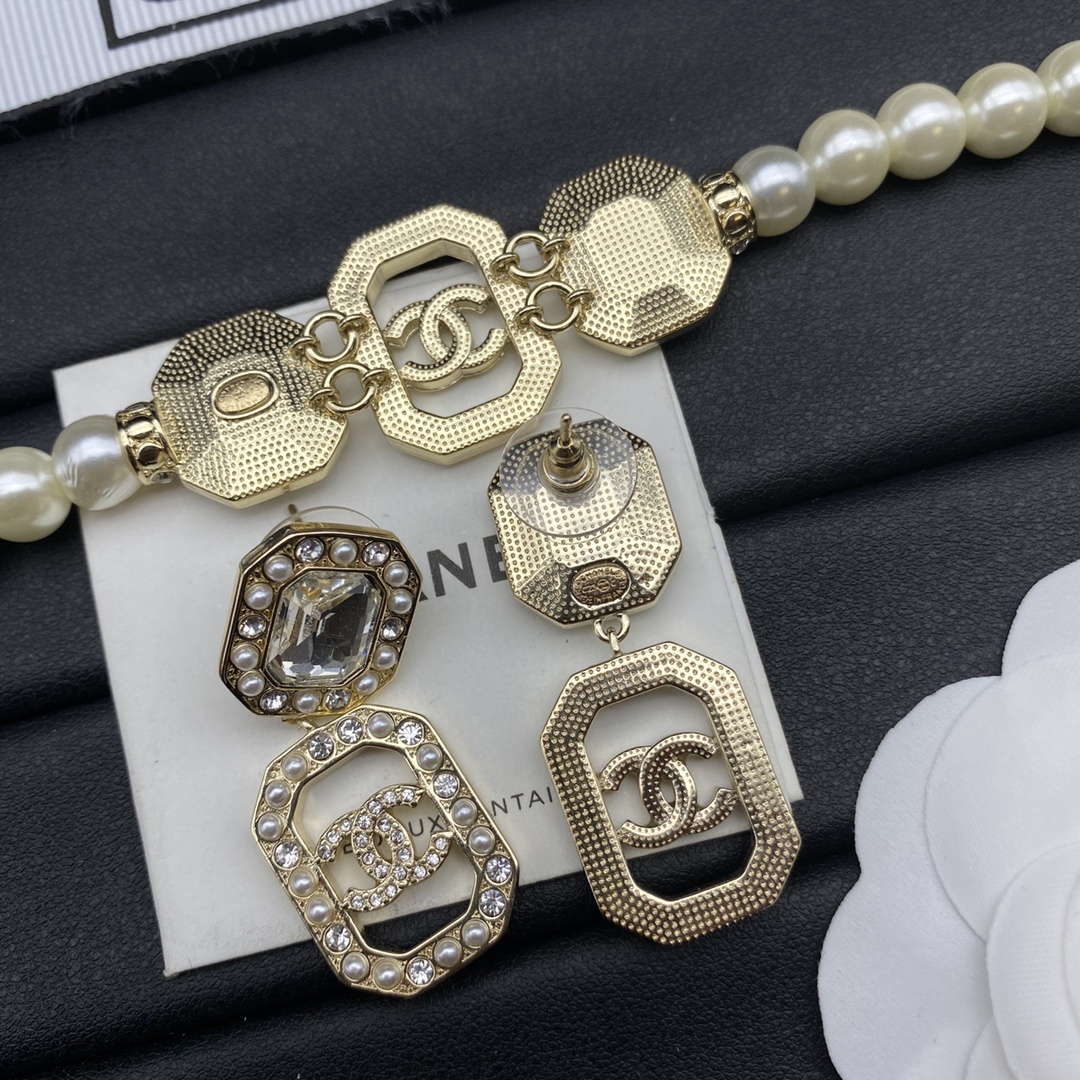 Gold-Toned Pearl & Geometric Crystal Motif Jewelry Set (Necklace, Earrings)