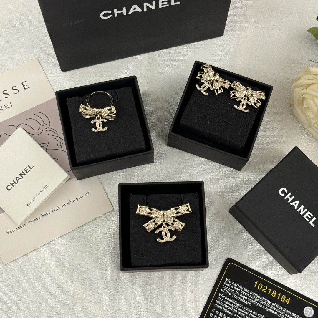 Gold-Toned Jewelry Set with Crystal Bow Motifs (Necklace, Earrings, Brooch, Ring)