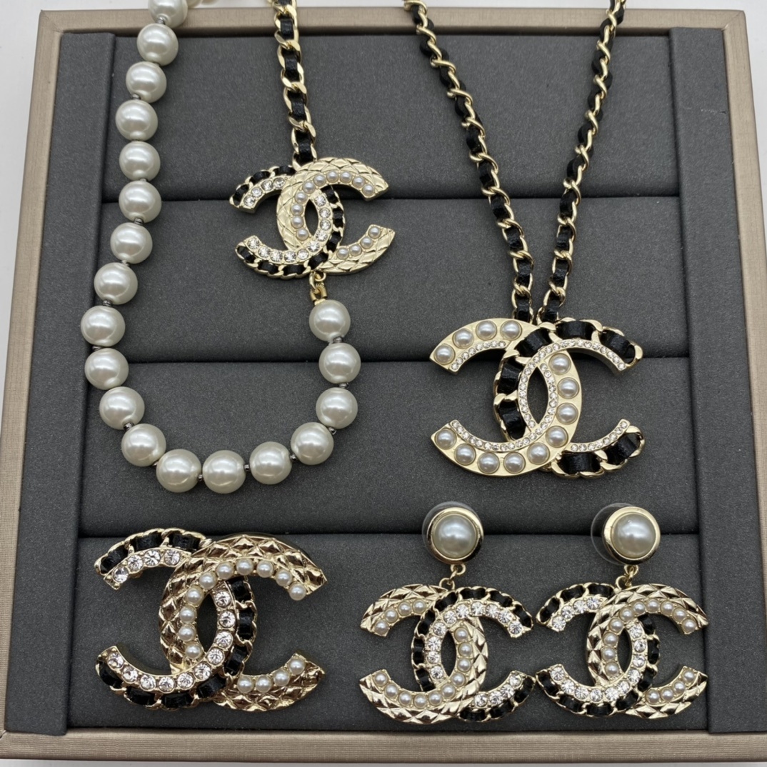  Jewelry Set with Pearl, Crystal, and Interlocking Detail Accents in Gold Tones